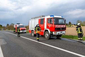 Pkw mit Anhänger kommt wegen technischen Defekt ins Schleudern