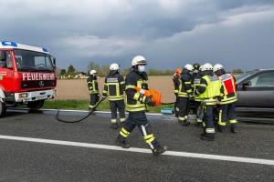 Pkw mit Anhänger kommt wegen technischen Defekt ins Schleudern