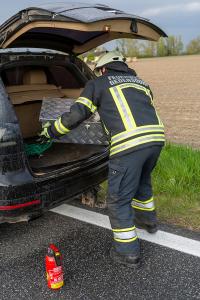 Pkw mit Anhänger kommt wegen technischen Defekt ins Schleudern