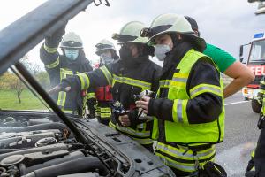 Pkw mit Anhänger kommt wegen technischen Defekt ins Schleudern