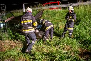 Pkw landet nach Ausritt im Straßengraben