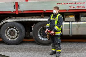 Fahrzeugüberschlag im Baustellenbereich der B37