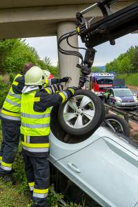 Fahrzeugüberschlag im Baustellenbereich der B37