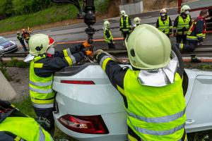 Fahrzeugüberschlag im Baustellenbereich der B37