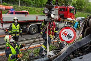 Fahrzeugüberschlag im Baustellenbereich der B37