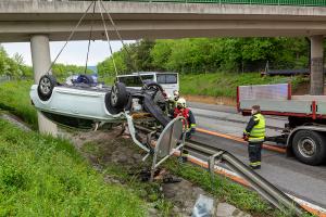 Fahrzeugüberschlag im Baustellenbereich der B37