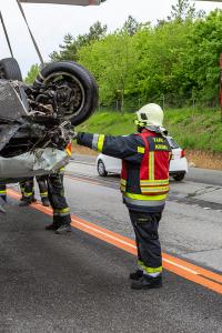 Fahrzeugüberschlag im Baustellenbereich der B37