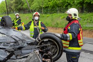 Fahrzeugüberschlag im Baustellenbereich der B37