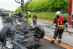 Fahrzeugüberschlag im Baustellenbereich der B37