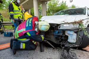 Fahrzeugüberschlag im Baustellenbereich der B37