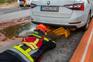 Fahrzeugüberschlag im Baustellenbereich der B37