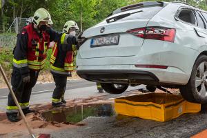 Fahrzeugüberschlag im Baustellenbereich der B37