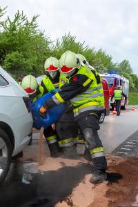 Fahrzeugüberschlag im Baustellenbereich der B37