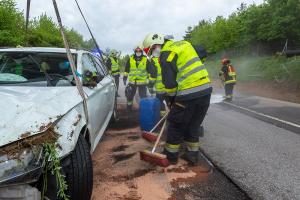 Fahrzeugüberschlag im Baustellenbereich der B37