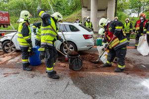 Fahrzeugüberschlag im Baustellenbereich der B37