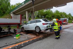 Fahrzeugüberschlag im Baustellenbereich der B37