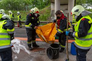 Fahrzeugüberschlag im Baustellenbereich der B37