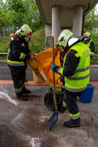 Fahrzeugüberschlag im Baustellenbereich der B37