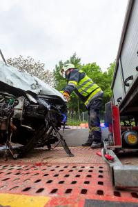 Fahrzeugüberschlag im Baustellenbereich der B37