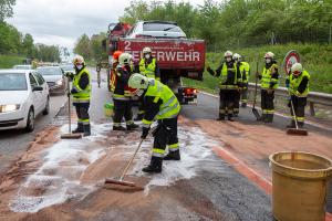 Fahrzeugüberschlag im Baustellenbereich der B37