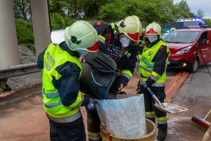 Fahrzeugüberschlag im Baustellenbereich der B37