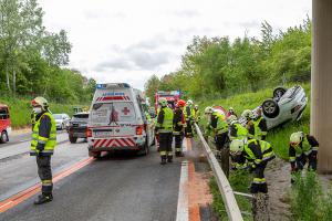 Fahrzeugüberschlag im Baustellenbereich der B37