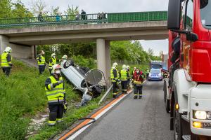 Fahrzeugüberschlag im Baustellenbereich der B37