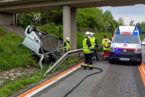 Fahrzeugüberschlag im Baustellenbereich der B37