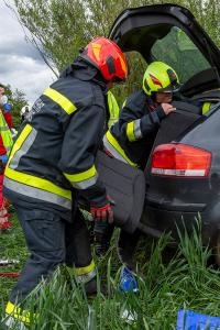 Zweifache Menschenrettung auf der B37 - Drei Feuerwehren im Einsatz