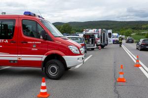 Zweifache Menschenrettung auf der B37 - Drei Feuerwehren im Einsatz