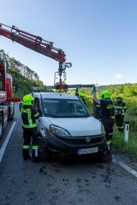 Zwei Fahrzeuginsassen nach Unfall im Pkw eingeschlossen