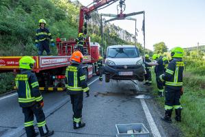 Zwei Fahrzeuginsassen nach Unfall im Pkw eingeschlossen