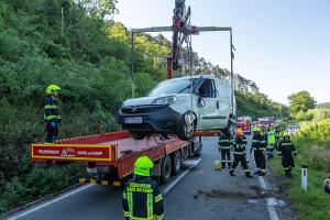Zwei Fahrzeuginsassen nach Unfall im Pkw eingeschlossen