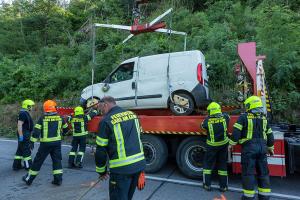 Zwei Fahrzeuginsassen nach Unfall im Pkw eingeschlossen