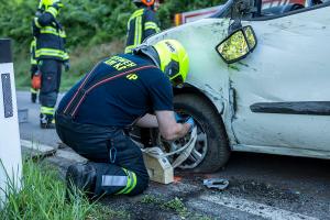 Zwei Fahrzeuginsassen nach Unfall im Pkw eingeschlossen