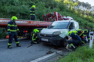 Zwei Fahrzeuginsassen nach Unfall im Pkw eingeschlossen