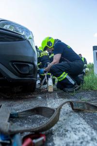 Zwei Fahrzeuginsassen nach Unfall im Pkw eingeschlossen