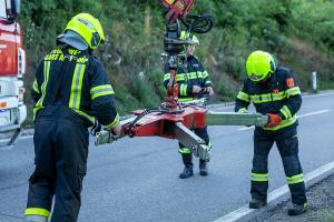 Zwei Fahrzeuginsassen nach Unfall im Pkw eingeschlossen