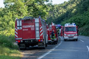 Zwei Fahrzeuginsassen nach Unfall im Pkw eingeschlossen