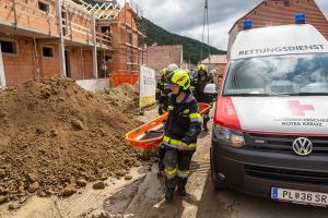 Feuerwehr unterstützt den Rettungsdienst nach einem Bauunfall