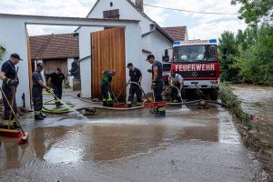 Aufräumarbeiten nach schwerem Unwetter über Göttweig