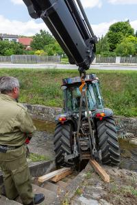 Traktor rollt in den Loisbach