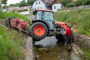 Traktor rollt in den Loisbach