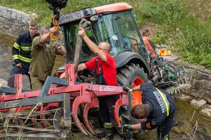 Traktor rollt in den Loisbach