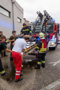 Verletzte Person mit der Drehleiter zum RTW transportiert