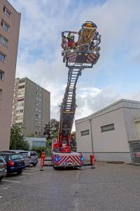 Verletzte Person mit der Drehleiter zum RTW transportiert