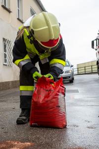 Pkw prallt gegen ein Hauseckund ein Einfahrtstor