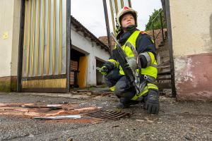 Pkw prallt gegen ein Hauseckund ein Einfahrtstor