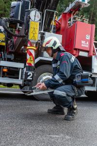 Fahrzeuglenkerin prallt mit einem Kleinwagen auf der B37 gegen die Leitschiene