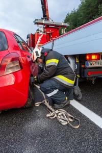 Fahrzeuglenkerin prallt mit einem Kleinwagen auf der B37 gegen die Leitschiene